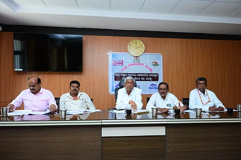 ಮಂಡ್ಯದಲ್ಲಿ ಗ್ಯಾರಂಟಿ ಯೋಜನೆಗಳ ಅನುಷ್ಠಾನ ಪ್ರಾಧಿಕಾರದ ಜಿಲ್ಲಾಧ್ಯಕ್ಷ ಚಿಕ್ಕಲಿಂಗಯ್ಯ ಅಧ್ಯಕ್ಷತೆಯಲ್ಲಿ ಸಭೆ ಆಯೋಜಿಸಲಾಗಿತ್ತು. 