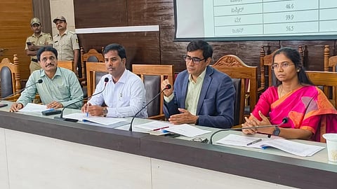 ಮಂಡ್ಯದಲ್ಲಿ ಆಯೋಜಿಸಿದ್ದ ಸಭೆಯಲ್ಲಿ ಜಿಲ್ಲಾ ಉಸ್ತುವಾರಿ ಕಾರ್ಯದರ್ಶಿ ಮನೋಜ್‌ಕುಮಾರ್ ಮೀನಾ ಮಾತನಾಡಿದರು.