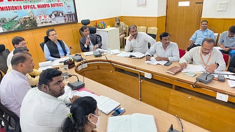   ಮಂಡ್ಯದಲ್ಲಿ ಉಪ ಚುನಾವಣಾ ಆಯುಕ್ತ ಸಂಜಯ್‌ಕುಮಾರ್ ಅಧ್ಯಕ್ಷತೆಯಲ್ಲಿ ಸಭೆ ಆಯೋಜಿಸಲಾಗಿತ್ತು. 
