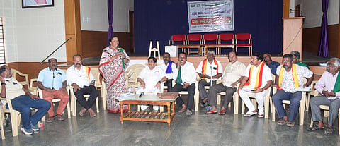 ಮಂಡ್ಯ ನಗರದ ಗಾಂಧಿಭವನದಲ್ಲಿ ಆಯೋಜಿಸಿದ್ದ ಸಭೆಯಲ್ಲಿ ಜಿಲ್ಲಾ ರೈತ ಹಿತರಕ್ಷಣಾ ಸಮಿತಿ ಪ್ರಧಾನ ಕಾರ್ಯದರ್ಶಿ ಸುನಂದಾ ಜಯರಾಂ ಮಾತನಾಡಿದರು. 