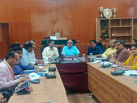 ಮಂಡ್ಯದಲ್ಲಿ ಆಯೋಜಿಸಿದ್ದ ಸಭೆಯಲ್ಲಿ ರಾಜ್ಯ ಮುಖ್ಯ ಚುನಾವಣಾಧಿಕಾರಿ ವಿ.ಅನ್ಬುಕುಮರ್ ಮಾತನಾಡಿದರು. 