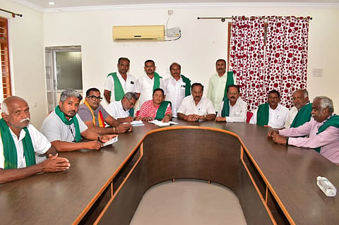 ಮಂಡ್ಯದಲ್ಲಿ ಜಿಲ್ಲಾ ರೈತ ಹಿತರಕ್ಷಣಾ ಸಮಿತಿ ಅಧ್ಯಕ್ಷ ಜಿ.ಬಿ.ಶಿವಕುಮಾರ್ ಅಧ್ಯಕ್ಷತೆಯಲ್ಲಿ ಸಭೆ ಆಯೋಜಿಸಲಾಗಿತ್ತು.