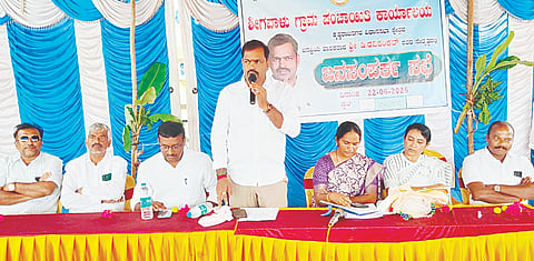 ಶೀಗವಾಳು ಗ್ರಾಮ ಪಂಚಾಯಿತಿಯ ಬೆಟ್ಟಹಳ್ಳಿ ಗ್ರಾಮದಲ್ಲಿ ಬುಧವಾರ ಆಯೋಜಿಸಿದ್ದ ಜನಸಂಪರ್ಕ ಸಭೆಯಲ್ಲಿ ಶಾಸಕ ಡಿ.ರವಿಶಂಕರ್ ಮಾತನಾಡಿದರು.  ರುಕಿಯ ಬೇಗಂ, ಉದಯ್ ಶಂಕರ್, ಎಂ.ಎಸ್.ಮಹದೇವ್ ಇತರರು ಇದ್ದರು.