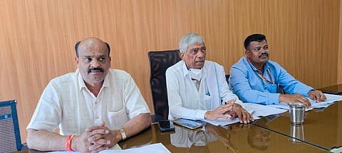 ಮಂಡ್ಯದಲ್ಲಿ ಆಯೋಜಿಸಿದ್ದ ಪ್ರಗತಿ ಪರಿಶೀಲನಾ ಸಭೆಯಲ್ಲಿ ಗ್ಯಾರಂಟಿ ಯೋಜನೆಗಳ ಅನುಷ್ಠಾನ ಪ್ರಾಧಿಕಾರದ ಜಿಲ್ಲಾಧ್ಯಕ್ಷ ಚಿಕ್ಕಲಿಂಗಯ್ಯ ಮಾತನಾಡಿದರು.