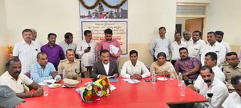 ಮಂಡ್ಯದಲ್ಲಿ ಆಯೋಜಿಸಿದ್ದ ಸಭೆಯಲ್ಲಿ ಅನುಸೂಚಿತ ಜಾತಿಗಳು ಮತ್ತು ಅನುಸೂಚಿತ ಬುಡಕಟ್ಟುಗಳ ಆಯೋಗ ಅಧ್ಯಕ್ಷ ಡಾ.ಎಲ್.ಮೂರ್ತಿ ಮಾತನಾಡಿದರು.