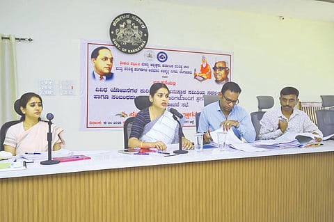ಬೀದರ್​ನಲ್ಲಿ ಆಯೋಜಿಸಿದ್ದ ಪ್ರಗತಿ ಪರಿಶೀಲನೆ ಸಭೆಯಲ್ಲಿ ಅಲೆಮಾರಿ ಅಭಿವೃದ್ಧಿ ನಿಗಮದ ಅಧ್ಯೆ ಪಲ್ಲವಿ ಜಿ. ಮಾತನಾಡಿದರು. ಡಿಸಿ ಶಿಲ್ಪಾ ಶರ್ಮಾ, ಆನಂದಕುಮಾರ ಏಕಲವ್ಯ, ಯೋಗೇಶ್​ ಇದ್ದರು