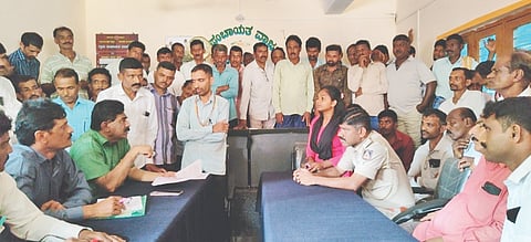 ಸಿದ್ದಾಪುರ ತಾಲೂಕಿನ ವಾಜಗೋಡ ಗ್ರಾಪಂನಲ್ಲಿ ಅರಣ್ಯ ಹಕ್ಕು ಕಾಯ್ದೆಯಲ್ಲಿ ತಿರಸ್ಕೃತಗೊಂಡ ಅರ್ಜಿಗಳ ಕುರಿತು ಅರಣ್ಯವಾಸಿಗಳು ಪಿಡಿಒ ಗೌರೀಶ್ ಅವರೊಂದಿಗೆ ಚರ್ಚೆ ನಡೆಸಿದರು. ರವೀಂದ್ರ ನಾಯ್ಕ, ಮಹಾಬಲೇಶ್ವರ ನಾಯ್ಕ, ಪಿಎಸ್‌ಐ ನಾಗಪ್ಪ, ಪ್ರತಿಭಾ ಇತರರಿದ್ದರು. 