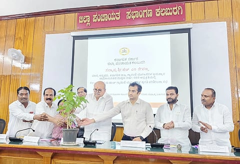ಕಲಬುರಗಿ ಜಿಪಂ ಸಭಾಂಗಣದಲ್ಲಿ ಮಂಗಳವಾರ ನಡೆದ ಗ್ಯಾರಂಟಿ ಯೋಜನೆಗಳ ಪ್ರಗತಿ ಪರಿಶೀಲನಾ ಸಭೆಗೆ ರಾಜ್ಯ ಗ್ಯಾರಂಟಿ ಯೋಜನೆಗಳ ಅನುಷ್ಠಾನ ಪ್ರಾಧಿಕಾರದ ಅಧ್ಯಕ್ಷ ಎಚ್​.ಎಂ.ರೇವಣ್ಣ ಚಾಲನೆ ನೀಡಿದರು. ರಾಹುಲ್​ ಸಂಕನೂರ, ಚಂದ್ರಿಕಾ ಪರಮೇಶ್ವರ, ಶರಣಯ್ಯ ಮಠಪತಿ, ವಿಜಯಕುಮಾರ ಕಟ್ಟಿಮನಿ, ಸೋಮಶೇಖರ ಹಿರೇಮಠ, ಸುರೇಶ್​ ತಿಪ್ಪಶೆಟ್ಟಿ, ನರಸಿಂಹಲು ಕುಂಬಾರ ಇದ್ದರು.