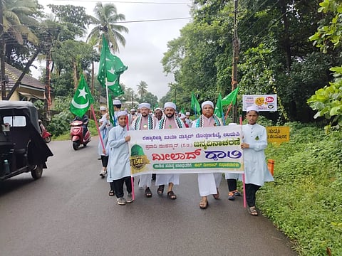 ಮುಹಮ್ಮದ್​ ಪೈಗಂಬರ್​ ಜನ್ಮದಿನದ ನಿಮಿತ್ತ ಉಡುಪಿಯ ದೊಡ್ಡಣಗುಡ್ಡೆಯಲ್ಲಿ ಮುಸ್ಲಿಮರು ಸಂಭ್ರಮದಿಂದ ಮಿಲಾದುನ್ನಬಿ ಮೆರವಣಿಗೆ ನಡೆಸಿದರು. 