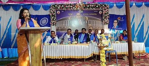 ಮುಳ್ಳೂರು ಹೊನ್ನೇಕೊಪ್ಪಲು ಗ್ರಾಮದಲ್ಲಿ ಆಯೋಜಿಸಿದ್ದ ಅಂಬೇಡ್ಕರ್ ಜಯಂತಿ ಕಾರ್ಯಕ್ರಮದಲ್ಲಿ ಕೊಡಗು ಜಿಲ್ಲಾ ಮೀನುಗಾರಿಕೆ ಇಲಾಖೆ ಸಹಾಯಕ ನಿರ್ದೇಶಕಿ ಮಿಲನಾ ಭರತ್ ಮಾತನಾಡಿದರು. ಜಯಕುಮಾರ್, ವಸಂತ್, ರಾಜು, ರಾಜಶೇಖರ್, ಶಂಕರ್ ಇತರರು ಇದ್ದರು. 
