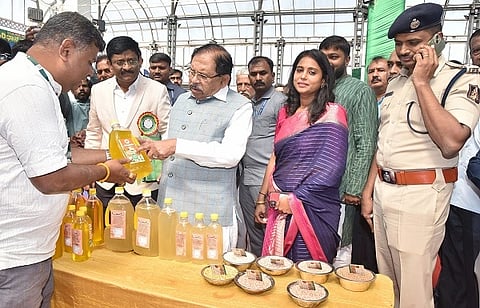 ತುಮಕೂರಿನಲ್ಲಿ ಕೃಷಿ ಇಲಾಖೆ ವತಿಯಿಂದ ಹಮ್ಮಿಕೊಂಡಿರುವ 2 ದಿನಗಳ ಜಿಲ್ಲಾ ಮಟ್ಟದ ಸಿರಿಧಾನ್ಯ ಹಬ್ಬ ಮತ್ತು ವಾಣಿಜ್ಯ ಮೇಳವನ್ನು ಡಾ.ಜಿ.ಪರಮೇಶ್ವರ ಉದ್ಘಾಟಿಸಿದರು. ನಿಕೇತ್​ ರಾಜ್​ ಮೌರ್ಯ, ಶುಭಕಲ್ಯಾಣ್​, ಕೆ.ವಿ.ಅಶೋಕ್​,  ಲಕ್ಷ್ಮಣ್​ ಎಸ್​. ಕಳ್ಳೆನ್ನವರ, ಶಾರದಮ್ಮ, ಎನ್​.ಮಂಜುನಾಥ್​ ಮತ್ತಿತರರು ಇದ್ದರು. 