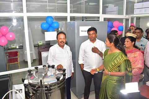 ಮಿಮ್ಸ್‌ನಲ್ಲಿ ತೆರೆದಿರುವ ತಾಯಿ ಹಾಲು ಸಂಗ್ರಹಣಾ ಕೇಂದ್ರ(ಶಿಶು ಸಂಜೀವಿನಿ) ಘಟಕವನ್ನು ಜಿಲ್ಲಾ ಉಸ್ತುವಾರಿ ಸಚಿವ ಎನ್.ಚಲುವರಾಯಸ್ವಾಮಿ ವೀಕ್ಷಿಸಿದರು. 