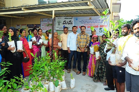   ಮಂಡ್ಯ ನಗರದ ಮಿಮ್ಸ್‌ನಲ್ಲಿ ಸಾರ್ವಜನಿಕರಿಗೆ ಗಿಡಗಳನ್ನು ವಿತರಣೆ ಮಾಡಲಾಯಿತು.