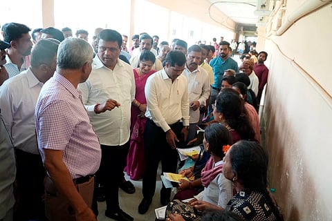 ಮಂಡ್ಯ ವೈದ್ಯಕೀಯ ವಿಜ್ಞಾನಗಳ ಸಂಸ್ಥೆ(ಮಿಮ್ಸ್)ಗೆ ಭೇಟಿ ನೀಡಿದ ಶಾಸಕ ಪಿ.ರವಿಕುಮಾರ್ ಗಣಿಗ ರೋಗಿಗಳ ಅಹವಾಲು ಆಲಿಸಿದರು.  