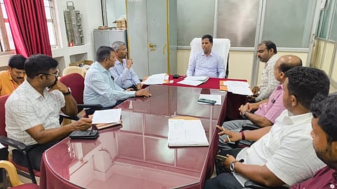 ಮಂಡ್ಯ ವೈದ್ಯಕೀಯ ವಿಜ್ಞಾನಗಳ ಸಂಸ್ಥೆ(ಮಿಮ್ಸ್)ಯಲ್ಲಿ ಜಿಲ್ಲಾಧಿಕಾರಿ ಡಾ.ಕುಮಾರ ಅಧ್ಯಕ್ಷತೆಯಲ್ಲಿ ಪ್ರಗತಿ ಪರಿಶೀಲನಾ ಸಭೆ ಆಯೋಜಿಸಲಾಗಿತ್ತು. 