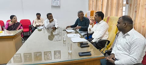 ಮಂಡ್ಯದಲ್ಲಿ ಜಿಲ್ಲಾಧಿಕಾರಿ ಡಾ.ಕುಮಾರ ಅಧ್ಯಕ್ಷತೆಯಲ್ಲಿ ಮಿಮ್ಸ್ ಪ್ರಗತಿ ಪರಿಶೀಲನಾ ಸಭೆ ಆಯೋಜಿಸಲಾಗಿತ್ತು. ಮುಡಾ ಆಯುಕ್ತ ಕೃಷ್ಣ ಕುಮಾರ್, ಮಿಮ್ಸ್ ನಿರ್ದೇಶಕ ಡಾ.ಪಿ.ನರಸಿಂಹಸ್ವಾಮಿ, ಅಧೀಕ್ಷಕ ಡಾ.ಶಿವಕುಮಾರ್, ಡಾ.ಮೀರಾ ಶಿವಲಿಂಗಯ್ಯ ಇದ್ದರು.