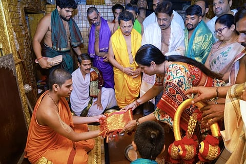 ಉಡುಪಿ ಶ್ರೀಕೃಷ್ಣ ಮಠಕ್ಕೆ ಭೇಟಿ ನೀಡಿದ ಸಚಿವೆ ಲಕ್ಷ್ಮೀ ಹೆಬ್ಬಾಳ್ಕರ್​ ಅವರು ಪರ್ಯಾಯ ಶೀರೂರು ಮಠದ ವೇದವರ್ಧನ ಶ್ರೀಪಾದರನ್ನು ಸನ್ಮಾನಿಸಿದರು. ಸ್ವರೂಪಾ ಟಿ.ಕೆ., ಡಾ. ಉದಯಕುಮಾರ್​ ಸರಳತ್ತಾಯ, ಅಶೋಕಕುಮಾರ್​ ಕೊಡವೂರು, ಮುಖಂಡರಾದ ಪ್ರಸಾದ್​ ಕಾಂಚನ್​, ರಮೇಶ್​ ಕಾಂಚನ್​ ಇತರರಿದ್ದರು.