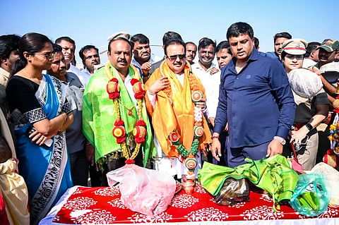 ಮಂಡ್ಯ ತಾಲೂಕು ಚಿಕ್ಕಮಂಡ್ಯ ಸಮೀಪ ಹೆಲಿಟೂರಿಸಂಗೆ ಚಾಲನೆ ನೀಡಲು ಆಗಮಿಸಿದ ಜಿಲ್ಲಾ ಉಸ್ತುವಾರಿ ಸಚಿವ ಎನ್.ಚಲುವರಾಯಸ್ವಾಮಿ ಮತ್ತು ಮದ್ದೂರು ಶಾಸಕ ಕೆ.ಎಂ.ಉದಯ್ ಅವರನ್ನು ಶಾಸಕ ಪಿ.ರವಿಕುಮಾರ್ ಗಣಿಗ ಅಭಿನಂದಿಸಿದರು. 