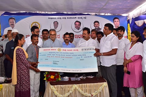 ಮಂಡ್ಯ ನಗರದ ಸಿಲ್ವರ್ ಜ್ಯೂಬಿಲಿ ಉದ್ಯಾನದಲ್ಲಿ ಆಯೋಜಿಸಿದ್ದ ಸಮಾರಂಭದಲ್ಲಿ ರೇಷ್ಮೆ ಹುಳು ಸಾಕಾಣಿಕೆ ಮನೆಗೆ ಸಹಾಯಧನ ಚೆಕ್ ಅನ್ನು ಫಲಾನುಭವಿಗೆ ಜಿಲ್ಲಾ ಉಸ್ತುವಾರಿ ಸಚಿವ ಎನ್.ಚಲುವರಾಯಸ್ವಾಮಿ ಹಾಗೂ ಶಾಸಕ ಪಿ.ರವಿಕುಮಾರ್ ಗಣಿಗ ವಿತರಿಸಿದರು.