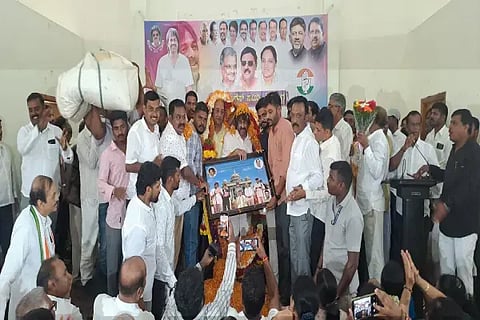 ಜಿಲ್ಲಾ ಕಾಂಗ್ರೆಸ್ ಕಚೇರಿಯಲ್ಲಿ ಸಚಿವ ಮಧು ಬಂಗಾರಪ್ಪ ಅವರನ್ನು ಮುಖಂಡರು ಮತ್ತು ಕಾರ್ಯಕರ್ತರು ಅಭಿನಂದಿಸಿದರು. ಎಸ್.ಕೆ.ಮರಿಯಪ್ಪ, ವಿಜಯಕುಮಾರ್, ನಗರದ ಮಹಾದೇವಪ್ಪ, ಶರತ್ ಮರಿಯಪ್ಪ ಇತರರಿದ್ದರು.
