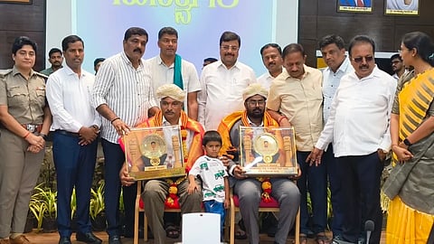 ಮಂಡ್ಯದಲ್ಲಿ ಆಯೋಜಿಸಿದ್ದ ಸಭೆಯಲ್ಲಿ ಕೇಂದ್ರ ಲೋಕಸೇವಾ ಆಯೋಗ ನಡೆಸಿದ ಪರೀಕ್ಷೆಯಲ್ಲಿ ಉತ್ತೀರ್ಣಗೊಂಡವರನ್ನು ಸನ್ಮಾನಿಸಲಾಯಿತು. 