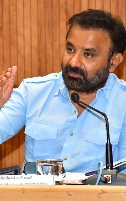 positions ಮಾಧ್ಯಮ ಪ್ರತಿನಿಧಿಗಳೊಂದಿಗೆ ಮಾತನಾಡಿದ ಸಚಿವ ಸಂತೋಷ ಲಾಡ್.