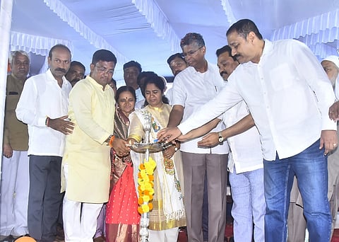 work ಹುಬ್ಬಳ್ಳಿ ಗುಡಿಹಾಳ ರಸ್ತೆಯ ವಿಶಾಲ ನಗರದಲ್ಲಿ ಆಯೋಜಿಸಿದ್ದ ಸಿಮೆಂಟ್ ರಸ್ತೆ ಹಾಗೂ ಬೀದಿ ದೀಪಗಳ ಲೋಕಾರ್ಪಣೆ ಸಮಾರಂಭವನ್ನು ಸಚಿವ ಸತೀಶ ಜಾರಕಿಹೊಳಿ ಉದ್ಘಾಟಿಸಿದರು