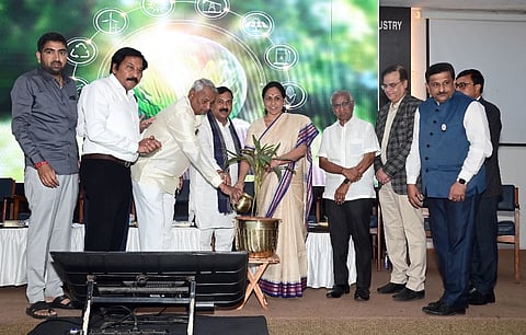 skills ಹುಬ್ಬಳ್ಳಿಯಲ್ಲಿ ಆಯೋಜಿಸಿದ್ದ ನಾಲ್ಕು ಕಾರ್ವಿುಕ ಸಂಹಿತೆಗಳ ಜಾಗೃತಿ ಹಾಗೂ ಸಂವಾದ ಕಾರ್ಯಕ್ರಮವನ್ನು ಕೇಂದ್ರದ ರಾಜ್ಯ ಸಚಿವೆ ಶೋಭಾ ಕರಂದ್ಲಾಜೆ ಉದ್ಘಾಟಿಸಿದರು.