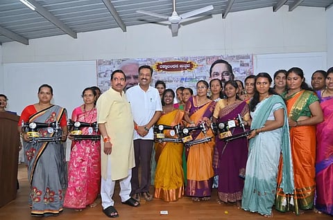 skills ಕೇಂದ್ರ ಸಚಿವ ಪ್ರಲ್ಹಾದ ಜೋಶಿ ಅವರು ಹುಬ್ಬಳ್ಳಿಯ ತಮ್ಮ ಕಚೇರಿಯಲ್ಲಿ ಮಹಿಳೆಯರಿಗೆ ಹೊಲಿಗೆ ಯಂತ್ರ ವಿತರಿಸಿದರು. 