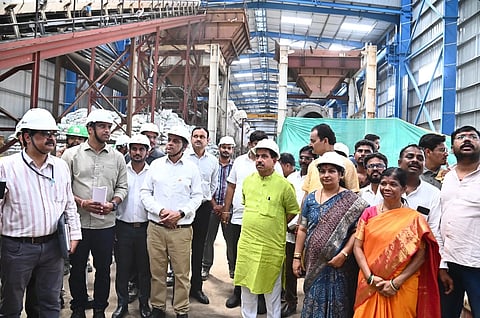 waste ಹಳೇ ಗಬ್ಬೂರು ಬಳಿ ನಿರ್ವಣಗೊಂಡಿರುವ ಟೋರಿಫೈಯ್ಡ್ ಚಾರಕೋಲ್ ಪ್ರೋಡಕ್ಸನ್ ಘಟಕಕ್ಕೆ ಕೇಂದ್ರ ಸಚಿವ ಪ್ರಲ್ಹಾದ ಜೋಶಿ ಭೇಟಿ ನೀಡಿ, ಪರಿಶೀಲಿಸಿದರು.