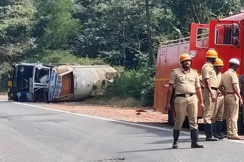 ಅಂಕೋಲಾದ ನವಗದ್ದೆ ಬಳಿ ರಾಸಾಯನಿಕ ಅನಿಲ ಸಾಗಿಸುತ್ತಿದ್ದ (methane)ಟ್ಯಾಂಕರ್ ಮಂಗಳವಾರ ಪಲ್ಟಿಯಾಗಿರುವುದು
