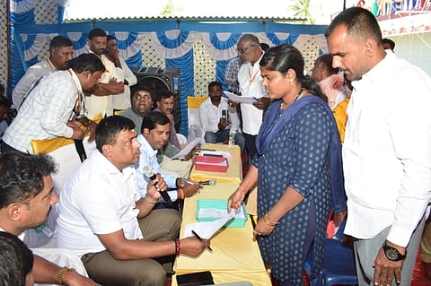 ಮಂಡ್ಯ ತಾಲೂಕು ಬಿ.ಗೌಡಗೆರೆ ಗ್ರಾಮದಲ್ಲಿ ಆಯೋಜಿಸಿದ್ದ ಜನತಾದರ್ಶನದಲ್ಲಿ ಶಾಸಕ ಪಿ.ರವಿಕುಮಾರ್ ಗಣಿಗ ಸಾರ್ವಜನಿಕರ ಅಹವಾಲು ಆಲಿಸಿದರು.