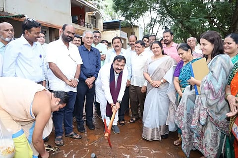 work ಹುಬ್ಬಳ್ಳಿ ಗೋಕುಲ ರಸ್ತೆ ರವಿ ನಗರದಲ್ಲಿ ರಸ್ತೆ ಹಾಗೂ ಗಟಾರು ನಿರ್ಮಾಣ ಕಾಮಗಾರಿಗೆ ಶಾಸಕ ಮಹೇಶ ಟೆಂಗಿನಕಾಯಿ ಭೂಮಿಪೂಜೆ ನೆರವೇರಿಸಿದರು. 