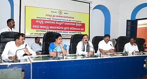 milk ಹುಬ್ಬಳ್ಳಿಯಲ್ಲಿ ಆಯೋಜಿಸಿದ್ದ ಹು-ಧಾ ಸೆಂಟ್ರಲ್ ಕ್ಷೇತ್ರದ ಪ್ರಗತಿ ಪರಿಶೀಲನೆ ಸಭೆಯಲ್ಲಿ ಶಾಸಕ ಮಹೇಶ ಟೆಂಗಿನಕಾಯಿ ಮಾತನಾಡಿದರು.