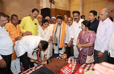 social ಶಾಸಕ ಮಹೇಶ ಟೆಂಗಿನಕಾಯಿ ಅವರು ತಮ್ಮ ಜನ್ಮದಿನದ ಅಂಗವಾಗಿ ಹುಬ್ಬಳ್ಳಿಯಲ್ಲಿ ಏರ್ಪಡಿಸಿದ್ದ ರಕ್ತದಾನ ಶಿಬಿರಕ್ಕೆ ಚಾಲನೆ ನೀಡಿದರು.