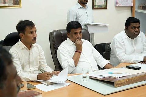 ಮಂಡ್ಯದ ತಾಲೂಕು ಕಚೇರಿಯಲ್ಲಿ ಶಾಸಕ ಪಿ.ರವಿಕುಮಾರ್ ಗಣಿಗ ಅಧ್ಯಕ್ಷತೆಯಲ್ಲಿ ಆಶ್ರಯ ಸಮಿತಿ ಸಭೆ ಆಯೋಜಿಸಲಾಗಿತ್ತು. 