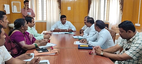 ಮಂಡ್ಯ ನಗರದದಲ್ಲಿ ಆಯೋಜಿಸಿದ್ದ ಸಭೆಯಲ್ಲಿ ಶಾಸಕ ಪಿ.ರವಿಕುಮಾರ್ ಗಣಿಗ ಮಾತನಾಡಿದರು. 