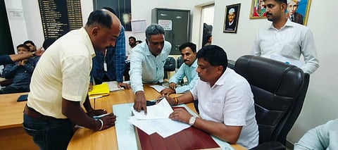 ಮಂಡ್ಯ ನಗರದ ತಹಸೀಲ್ದಾರ್ ಕಚೇರಿ ಸಭಾಂಗಣದಲ್ಲಿ ಶಾಸಕ ಪಿ.ರವಿಕುಮಾರ್ ಗಣಿಗ ಅಧ್ಯಕ್ಷತೆಯಲ್ಲಿ ಸಭೆ ಆಯೋಜಿಸಲಾಗಿತ್ತು. 