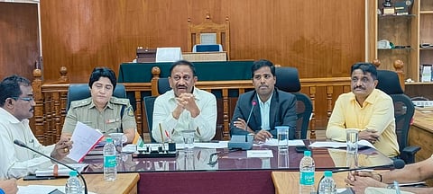 ಮಂಡ್ಯದಲ್ಲಿ ಶ್ರೀರಂಗಪಟ್ಟಣ ಶಾಸಕ ಎ.ಬಿ.ರಮೇಶ ಬಂಡಿಸಿದ್ದೇಗೌಡ ಅಧ್ಯಕ್ಷತೆಯಲ್ಲಿ ಸಭೆ ಆಯೋಜಿಸಲಾಗಿತ್ತು. 