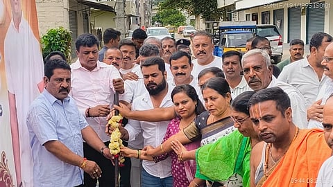 ಮಂಡ್ಯ ನಗರದಲ್ಲಿ ರಸ್ತೆ ಅಭಿವೃದ್ಧಿ ಕಾಮಗಾರಿಗೆ ಶಾಸಕ ಪಿ.ರವಿಕುಮಾರ್ ಗಣಿಗ ಭೂಮಿ ಪೂಜೆ ನೆರವೇರಿಸಿದರು.