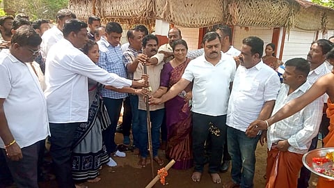 ಮಂಡ್ಯ ನಗರದ 9ನೇ ವಾರ್ಡಿನ ಕಾಳಪ್ಪ ಬಡಾವಣೆಯಲ್ಲಿ ರಸ್ತೆ ಅಭಿವೃದ್ದಿಗೆ ಶಾಸಕ ಪಿ.ರವಿಕುಮಾರ್ ಗಣಿಗ ಭೂಮಿ ಪೂಜೆ ನೆರವೇರಿಸಿದರು.  