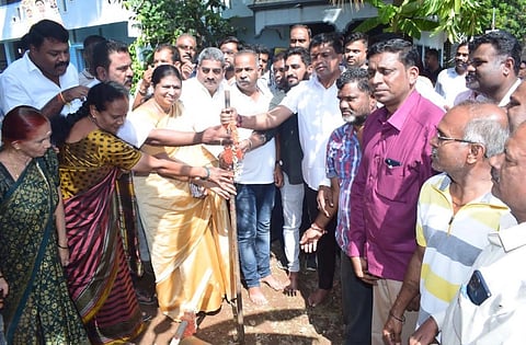 ಮಂಡ್ಯ ನಗರದ ಕೆ.ಇ.ಬಿ ಕಾಲನಿಯಲ್ಲಿ ರಸ್ತೆ ಅಭಿವೃದ್ದಿಗೆ ಶಾಸಕ ಪಿ.ರವಿಕುಮಾರ್ ಗಣಿಗ ಭೂಮಿಪೂಜೆ ನೆರವೇರಿಸಿದರು. 