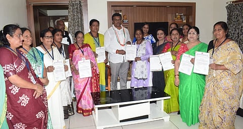 ಮಂಡ್ಯ ನಗರದಲ್ಲಿ ಶಾಸಕ ಪಿ.ರವಿಕುಮಾರ್ ಗಣಿಗ ಮಹಿಳಾ ಕಾಂಗ್ರೆಸ್‌ನ ನೂತನ ಪದಾಧಿಕಾರಿಗಳಾಗಿ ಆದೇಶ ಪ್ರತಿ ವಿತರಿಸಿದರು. 