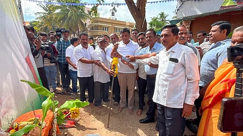 ಮಂಡ್ಯ ನಗರದ ಕೆಇಬಿ ಕಾಲನಿಯಲ್ಲಿ ರಸ್ತೆ ಅಭಿವೃದ್ಧಿಗೆ ಶಾಸಕ ಪಿ.ರವಿಕುಮಾರ್ ಗಣಿಗ ಭೂಮಿಪೂಜೆ ನೆರವೇರಿಸಿದರು. 