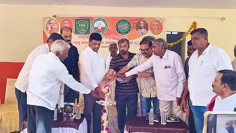 ಮಂಡ್ಯ ನಗರದ ಎಪಿಎಂಸಿಯಲ್ಲಿ ಆಯೋಜಿಸಿದ್ದ ಸಮಾರಂಭವನ್ನು ಶಾಸಕ ಪಿ.ರವಿಕುಮಾರ್ ಗಣಿಗ ಉದ್ಘಾಟಿಸಿದರು. 