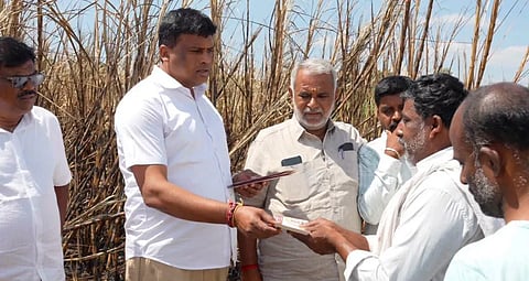 ಮಂಡ್ಯ ವಿಧಾನಸಭಾ ಕ್ಷೇತ್ರದಲ್ಲಿ ಕಬ್ಬು ಬೆಳೆ ನಾಶವಾದ ಹಿನ್ನೆಲೆಯಲ್ಲಿ ರೈತನಿಗೆ ಶಾಸಕ ಪಿ.ರವಿಕುಮಾರ್ ಗಣಿಗ ವೈಯಕ್ತಿಕ ಪರಿಹಾರ ವಿತರಿಸಿದರು.