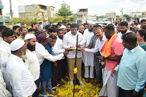   ಮಂಡ್ಯ ನಗರದ ಬೀಡಿ ಕಾಲನಿಯಲ್ಲಿ ಅಭಿವೃದ್ಧಿ ಕಾಮಗಾರಿಗೆ ಶಾಸಕ ಪಿ.ರವಿಕುಮಾರ್ ಗಣಿಗ ಭೂಮಿ ಪೂಜೆ ನೆರವೇರಿಸಿದರು. 