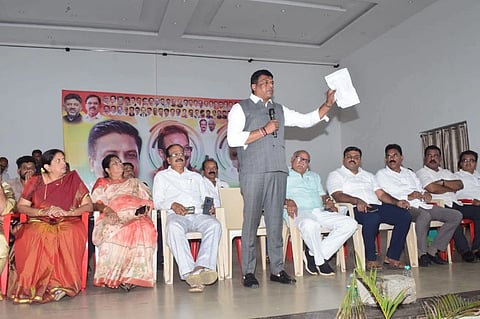 ಮಂಡ್ಯದ ಕಾಳಿಕಾಂಭ ದೇವಸ್ಥಾನದಲ್ಲಿ ಆಯೋಜಿಸಿದ್ದ ಸಭೆಯಲ್ಲಿ ಶಾಸಕ ಪಿ.ರವಿಕುಮಾರ್ ಗಣಿಗ ಮಾತನಾಡಿದರು.