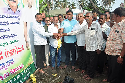 ಮಂಡ್ಯ ತಾಲೂಕು ಜೀಗುಂಡಿಪಟ್ಟಣದಲ್ಲಿ ನಾಲೆ ಆಧುನೀಕರಣ ಕಾಮಗಾರಿಗೆ ಶಾಸಕ ಪಿ.ರವಿಕುಮಾರ್ ಗಣಿಗ ಭೂಮಿ ಪೂಜೆ ನೆರವೇರಿಸಿದರು.