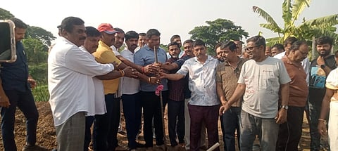 ಮಂಡ್ಯ ನಗರದ ಕೆಎಚ್‌ಬಿ ಮಹಾರಾಜನಗರ ಬಡಾವಣೆಯಲ್ಲಿ ತಡೆಗೋಡೆ ನಿರ್ಮಾಣ ಕಾಮಗಾರಿಗೆ ಶಾಸಕ ಪಿ.ರವಿಕುಮಾರ್ ಗಣಿಗ ಭೂಮಿ ಪೂಜೆ ನೆರವೇರಿಸಿದರು.